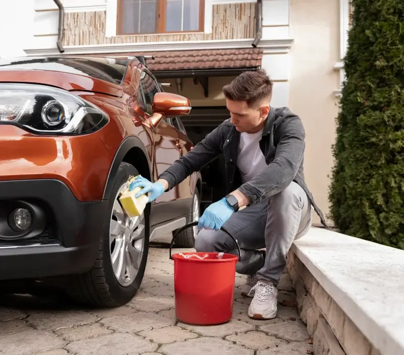 Lavage auto à domicile Saint-Thierry : professionnel intervenant sur un véhicule